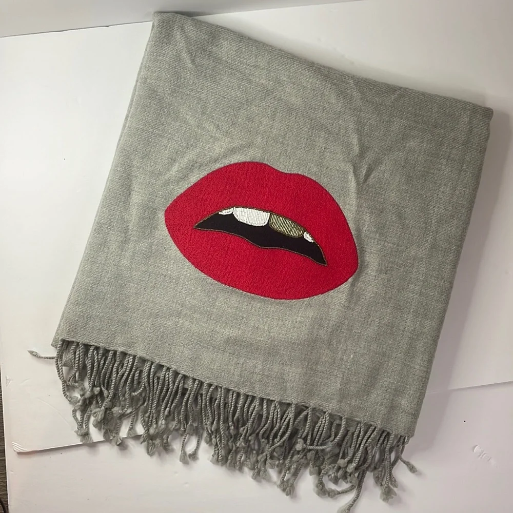 Lip embellished throw